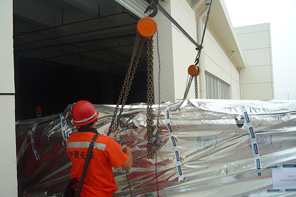 天合光能設(shè)備吊裝上樓 天合光能設(shè)備吊裝上樓