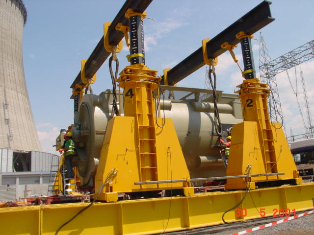 如何用液壓龍門吊來進行重型機械搬運的定位安裝？